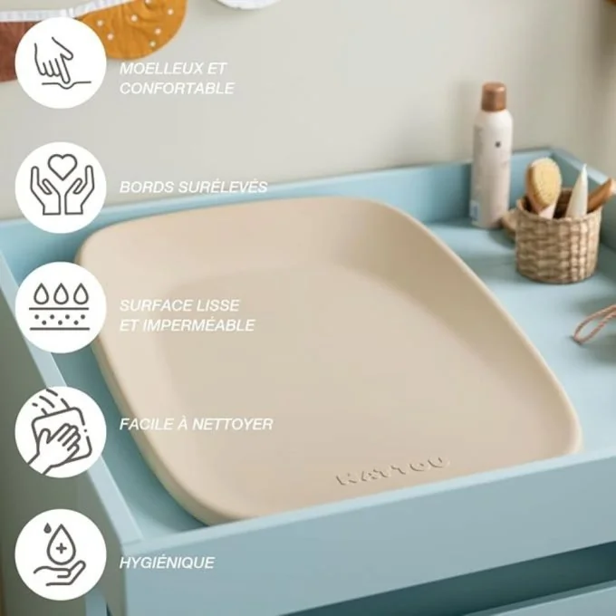 Matelas à langer en silicone de la marque Nattou, couleur taupe, posé sur une commode