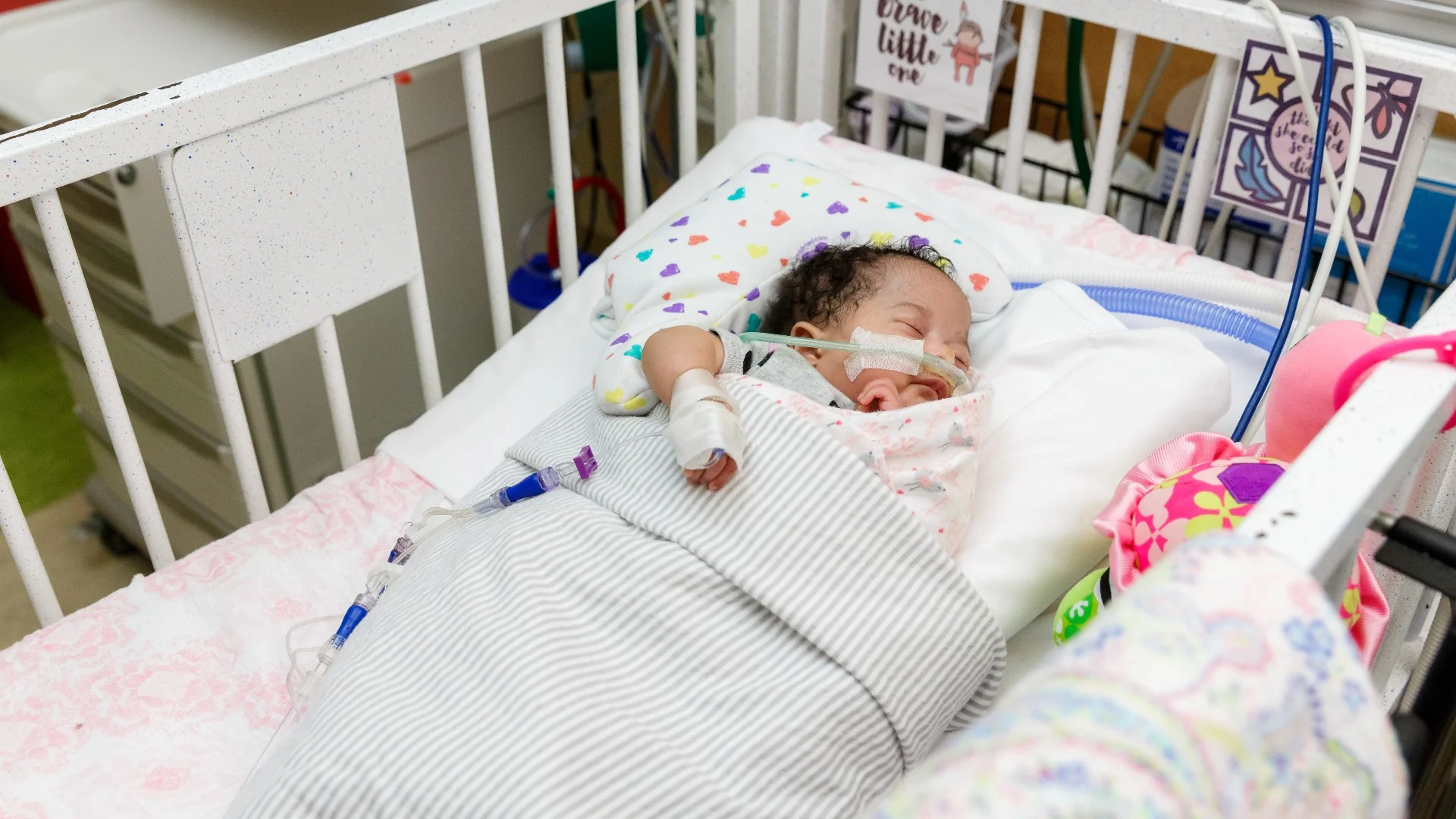 Bébé prématuré dormant paisiblement dans un incubateur d'une unité de soins intensifs néonatals