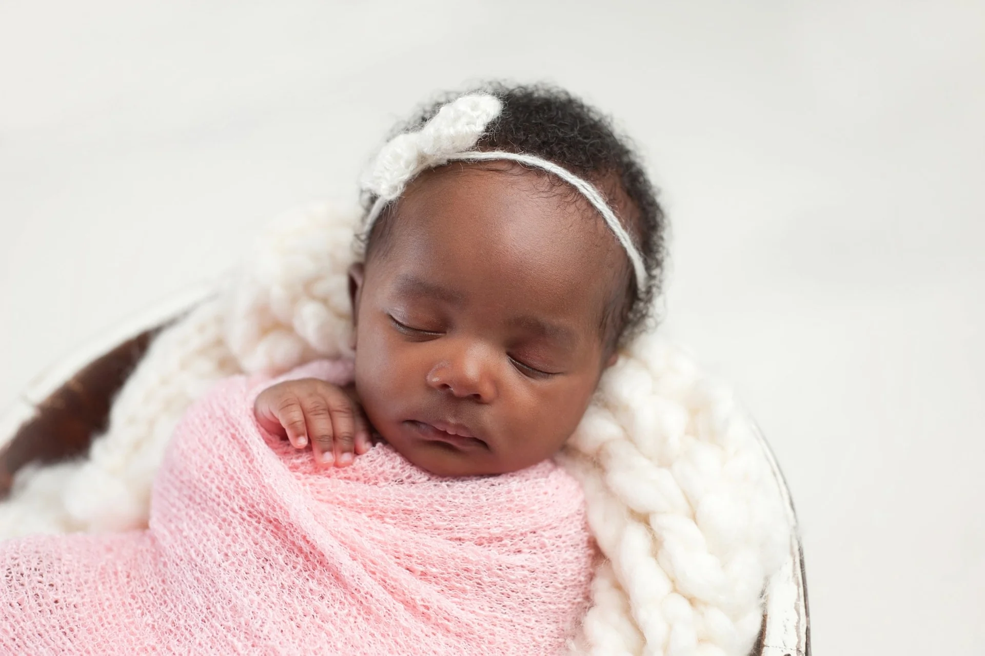 231 prénoms de fille commençant par E : idées et significations - Prénoms Bébé