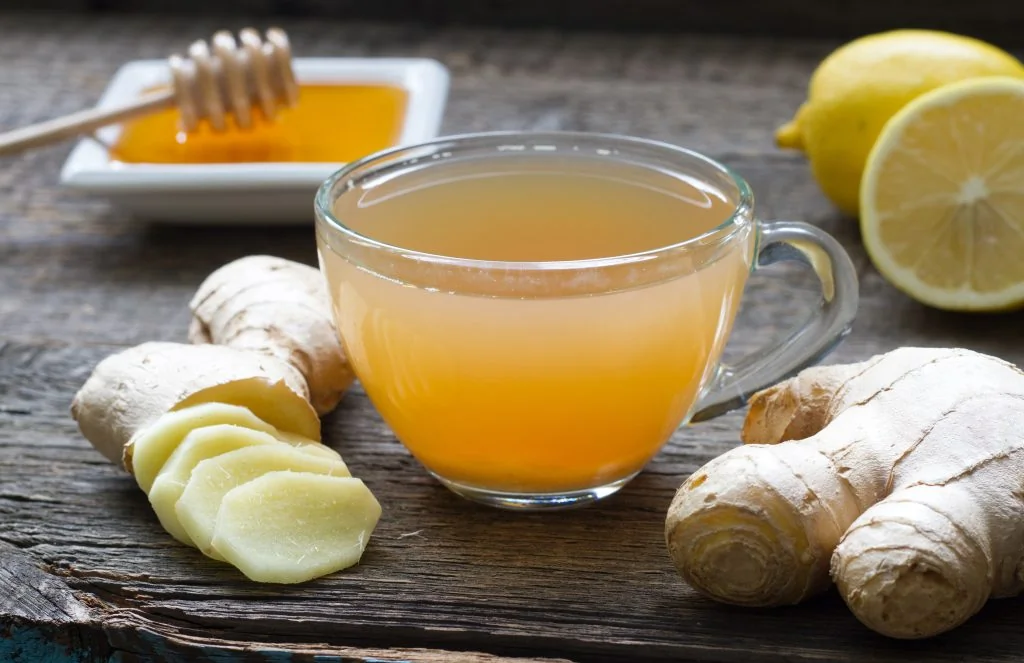 Tisane au gingembre et biscuits secs pour soulager les nausées de grossesse