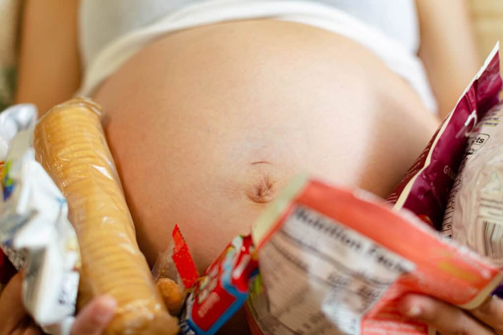Femme enceinte avec des collations salées