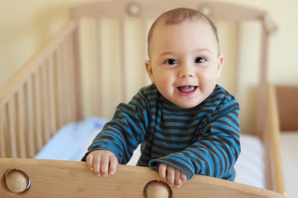 Bébé garçon dormant paisiblement, symbolisant le choix d'un prénom rare et doux